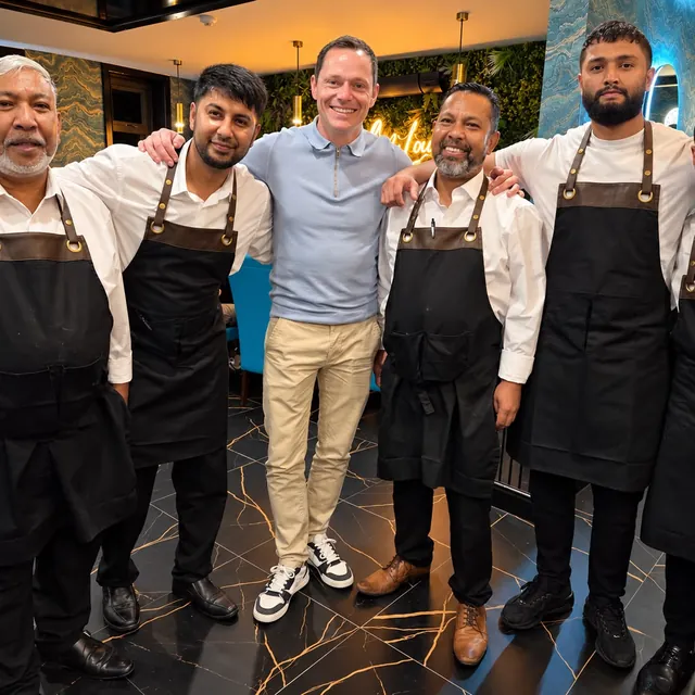 Premier League referee Darren England with the Mumbai Lounge team